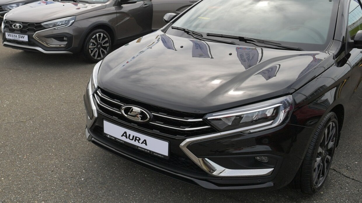 بوتين يقود سيارة LADA Aura الجديدة.. ما ميزاتها؟