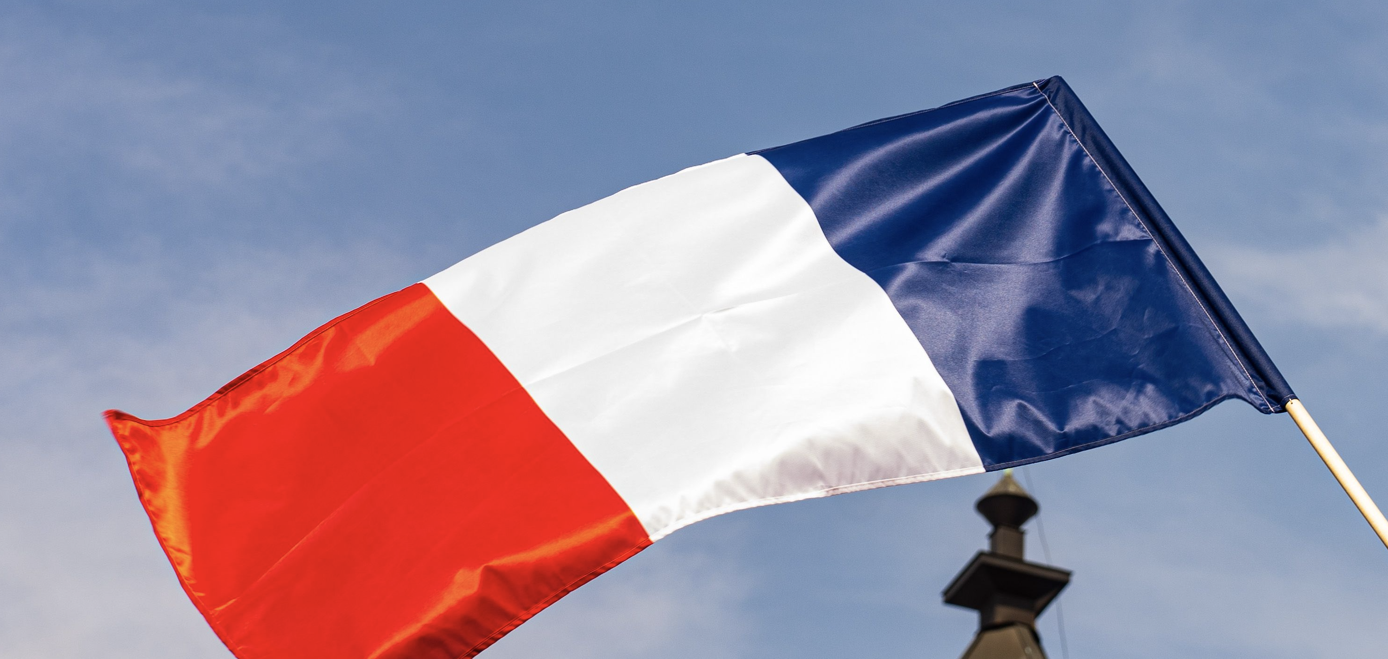 وكالة الأنباء الفرنسية: رفع علم فرنسا في سفارة باريس لدى دمشق لأول مرة منذ عام 2012