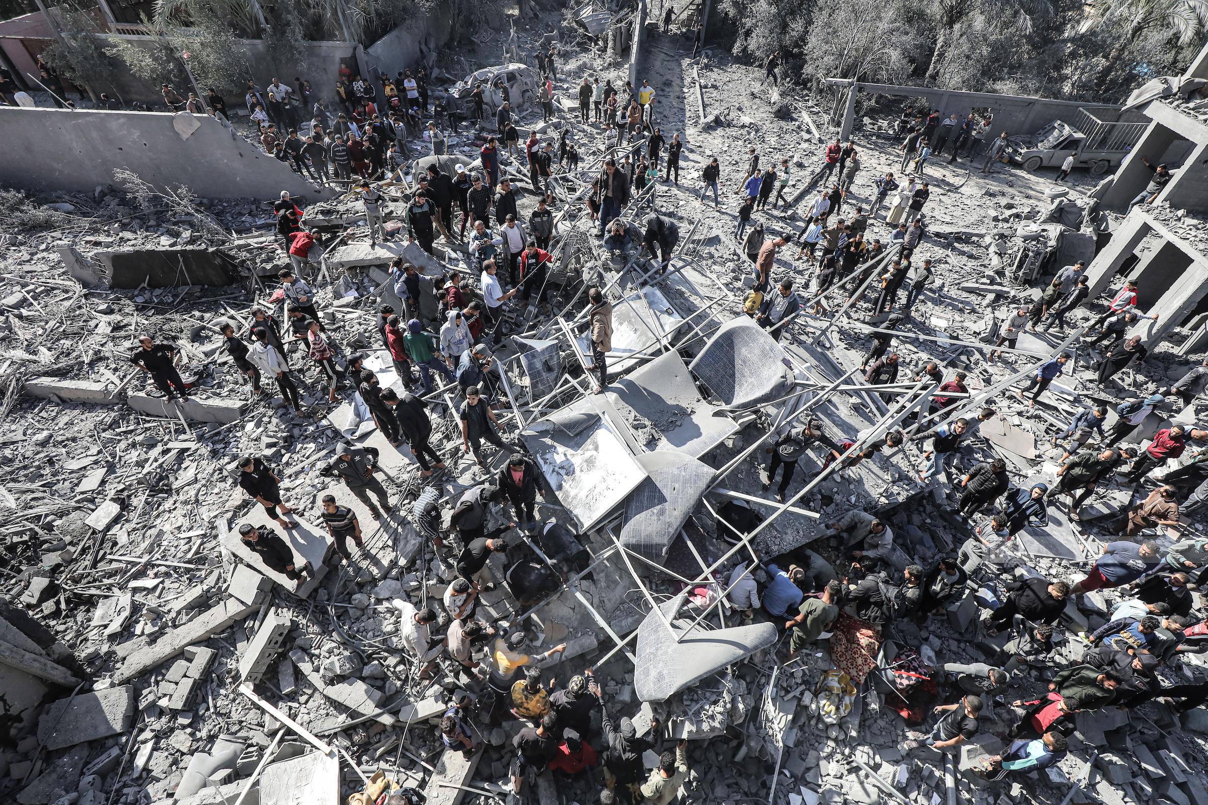 17 شهداء غالبيتهم أطفال بقصف الاحتلال مخيم البريج وبلدة جباليا