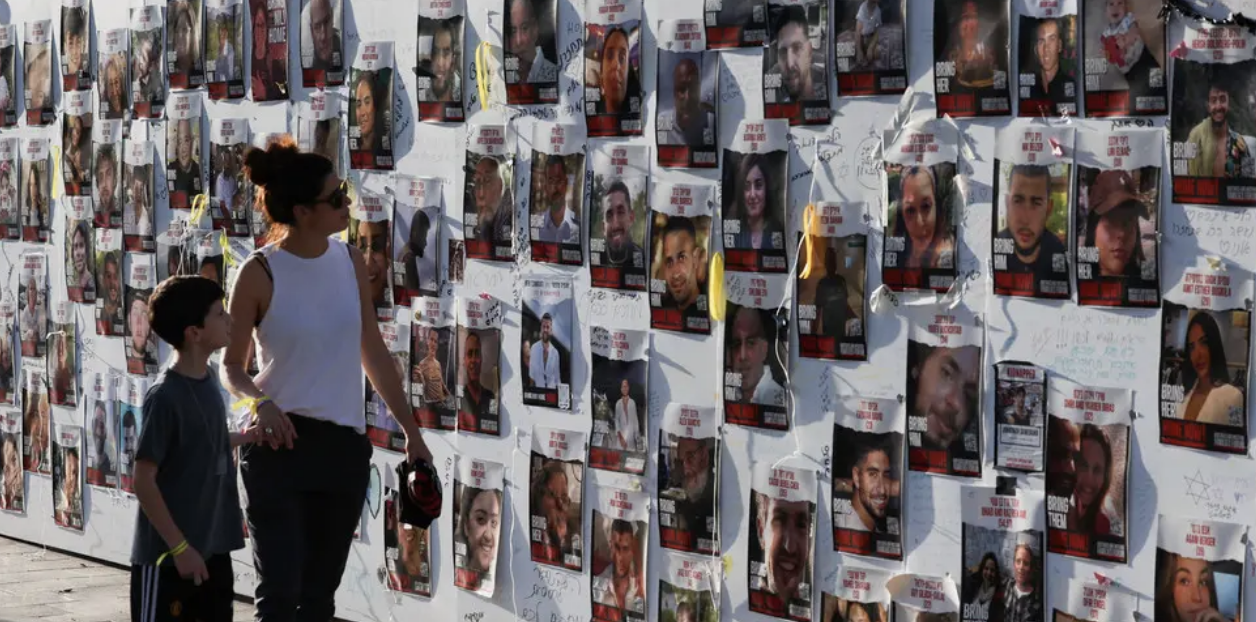 القناة 12 الإسرائيلية عن مصادر: الإفراج عن أوائل المخطوفين الإسرائيليين بغزة سيبدأ الساعة الرابعة عصر الأحد