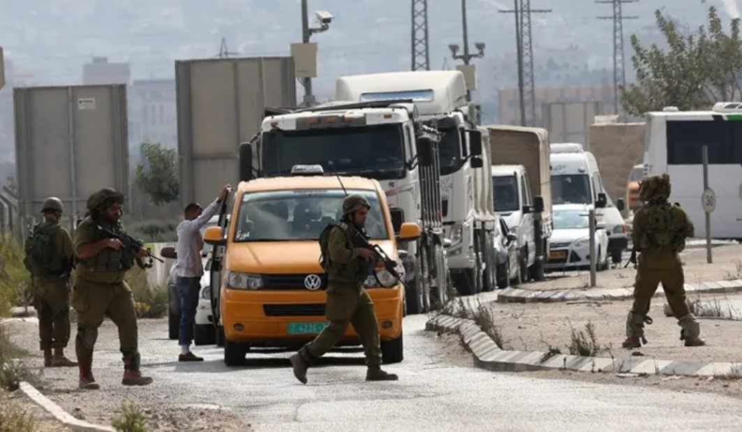 الاحتلال يشدد اجراءاته العسكرية في محيط رام الله ويغلق طريق بيرزيت