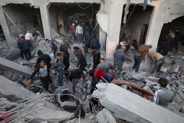 انتشال 7 شهداء خلال 24 ساعة بغزة