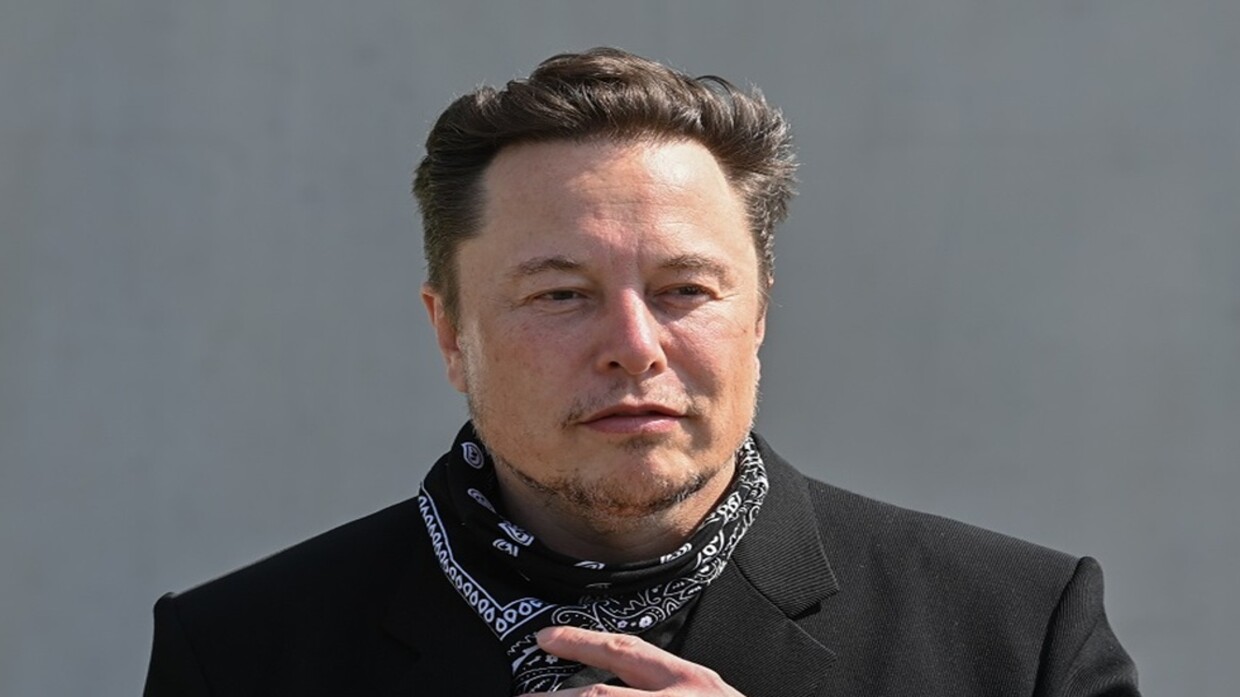 ماسك يرد على رجل أعمال من أصول لبنانية بشأن إذاعتي "صوت أمريكا" و"أوروبا الحرة"