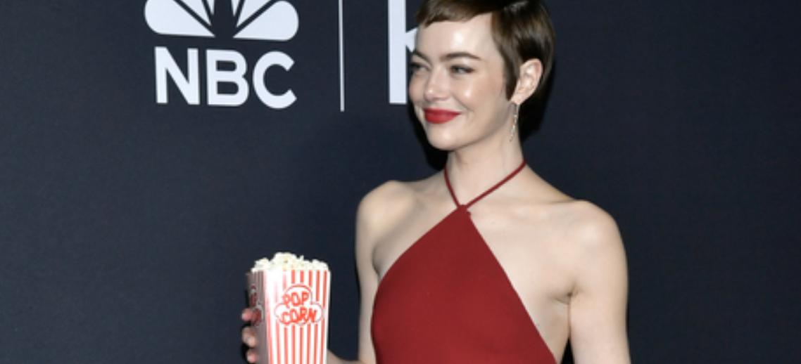 إيما ستون تخطف الأنظار بفستان مليئ بحبات " البوب كورن