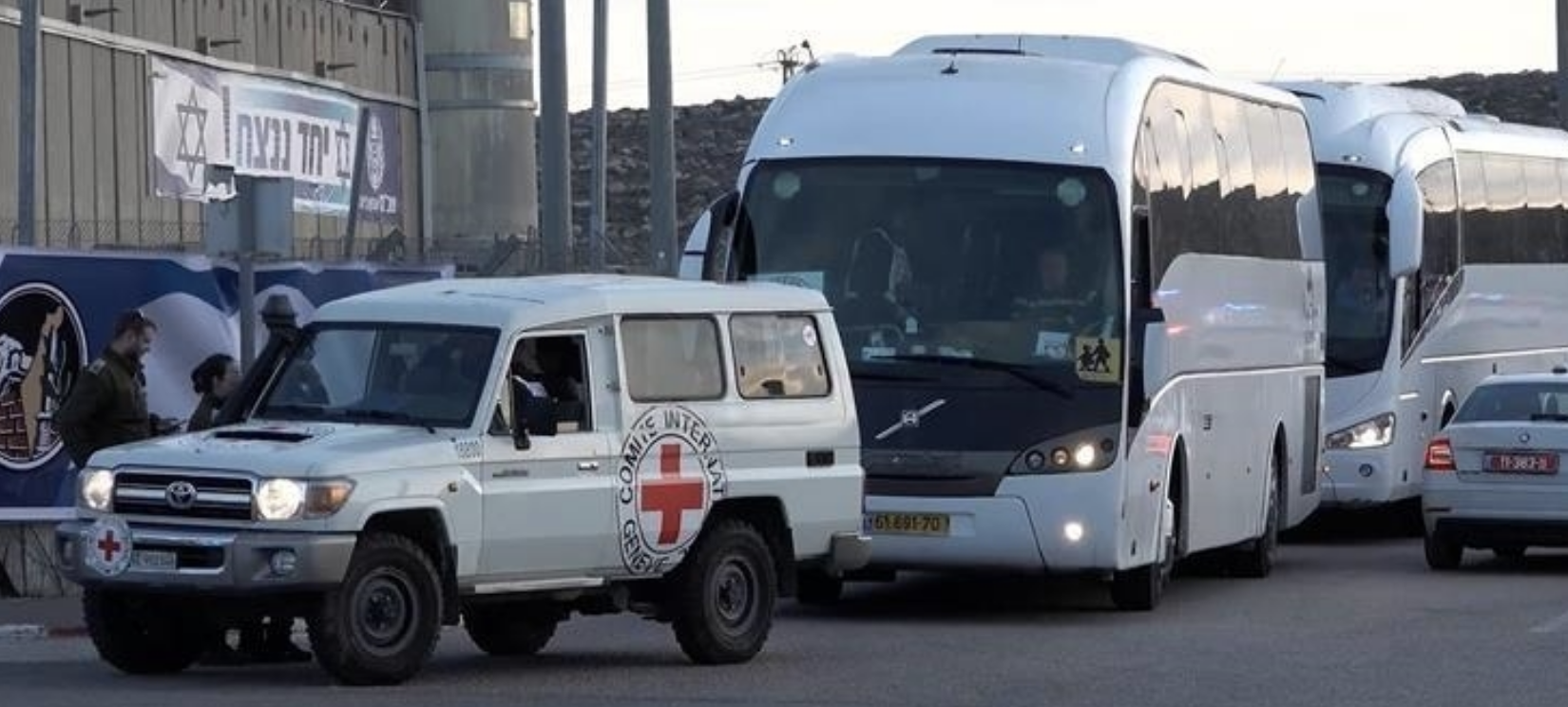 الصليب الأحمر :الاحتلال أجَّل الإفراج عن الدفعة السابعة من الأسرى ضمن صفقة التبادل حتى الساعة 8 مساء