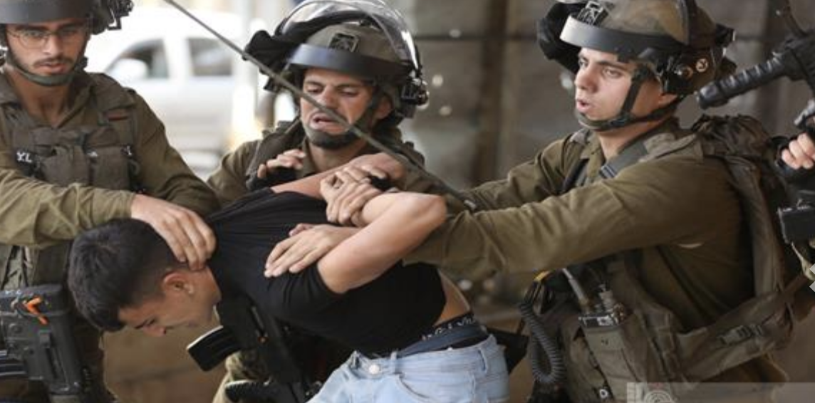 الاحتلال يعتقل 30 مواطنا من الضفة بينهم أطفال