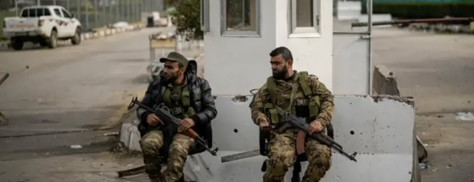 قوات الأمن السورية تشتبك مع فلول الأسد في اللاذقية