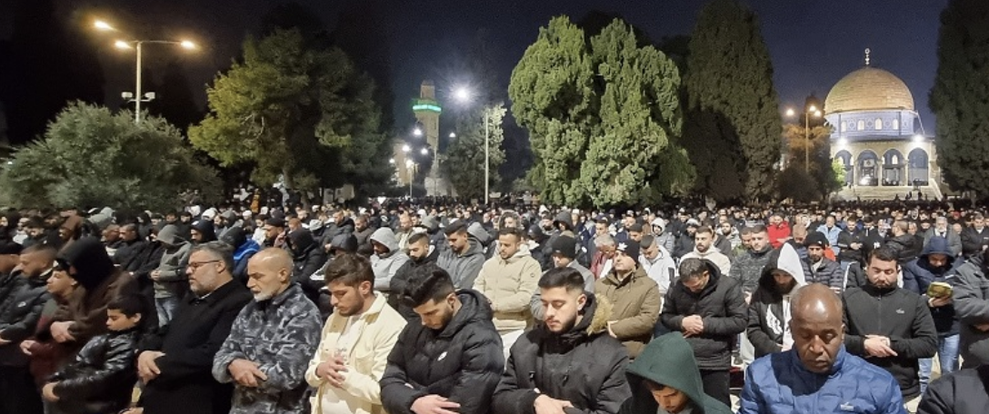 ٦٠ ألفا يؤدون صلاتي العشاء والتراويح في رحاب المسجد الأقصى المبارك