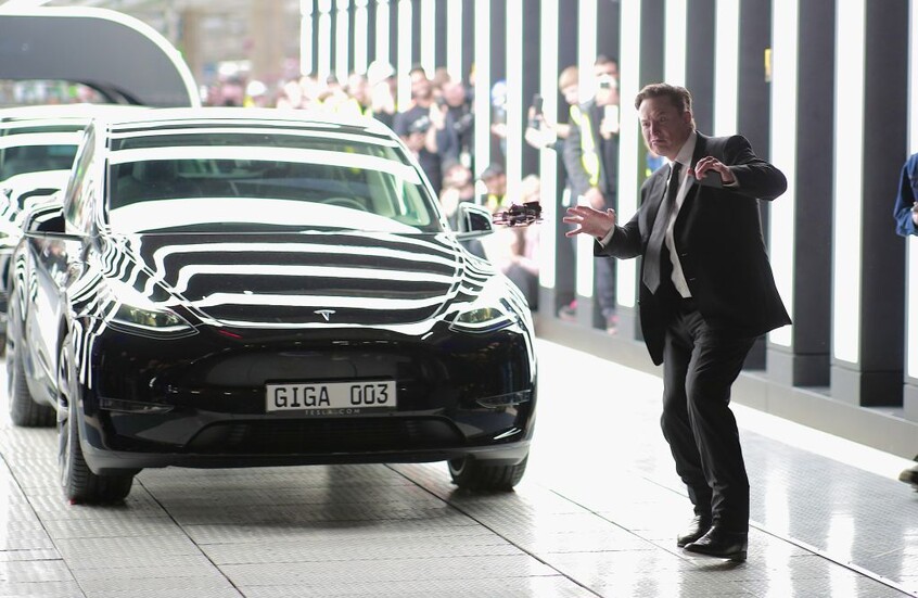 دعما لماسك.. ترامب يقرر شراء سيارة "تسلا"