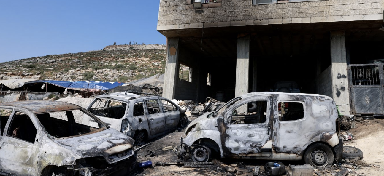 مستعمرون يحرقون 3 منازل ومركبتين في دوما جنوب نابلس