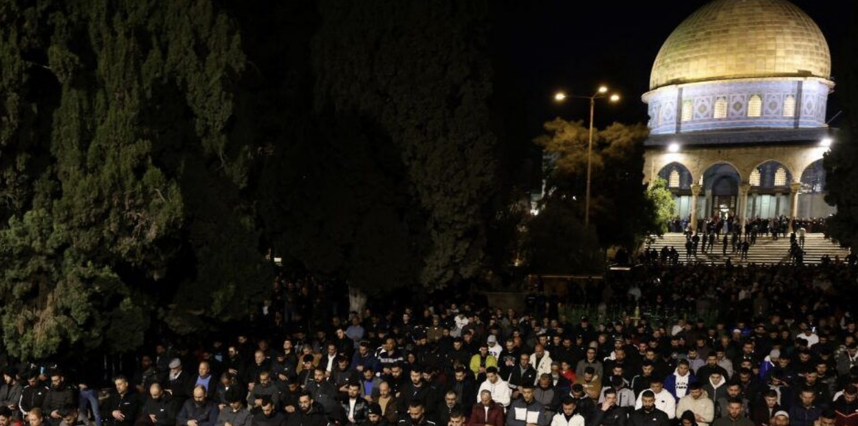 ١٣٠ ألف مصل يؤدون العشاء والتراويح في المسجد الأقصى
