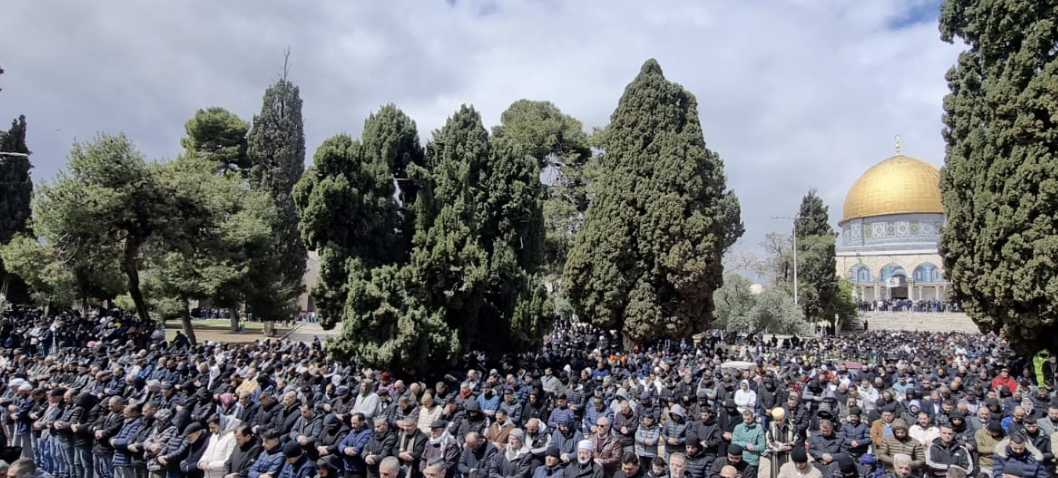 ٨٠ ألفا يؤدون الجمعة الثالثة من رمضان في الأقصى