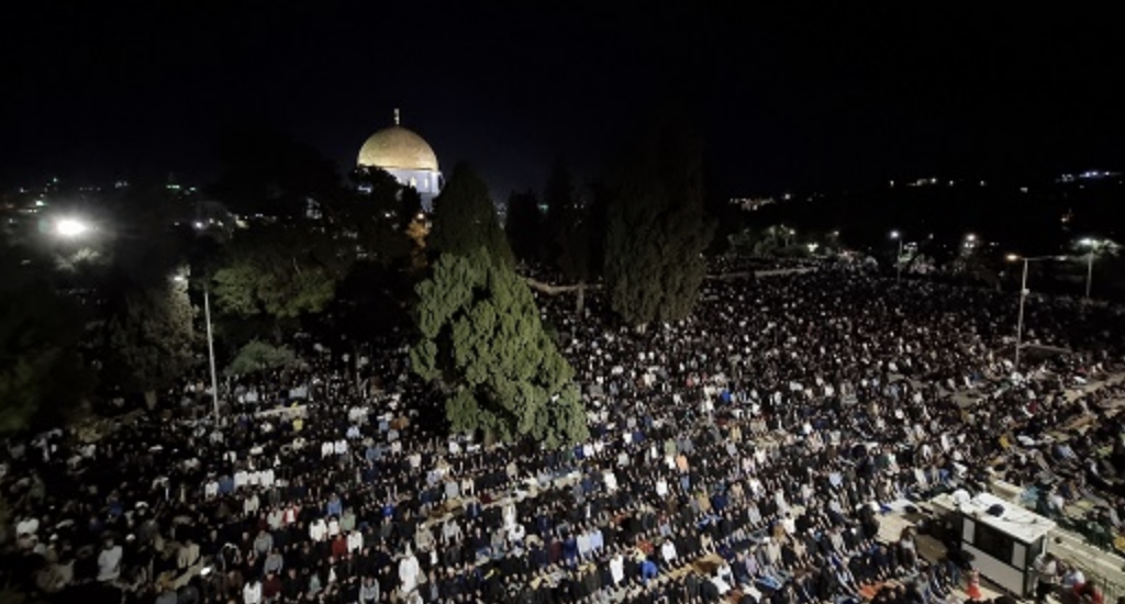 ١٨٠ ألف مصل يؤدون العشاء والتراويح في المسجد الأقصى المبارك بالقدس المحتلة