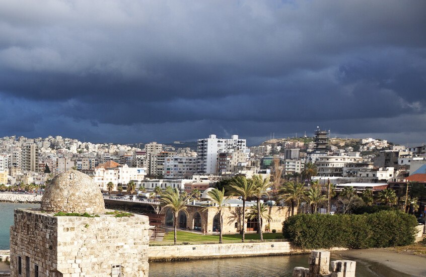 ملابس تحمل بطاقات مكتوبة باللغة العبرية تثير جدلا واسعا في لبنان