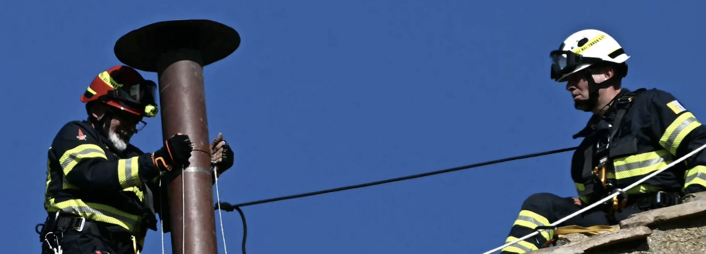 تثبيت "مدخنة اختيار البابا" فوق سطح كنيسة سيستين