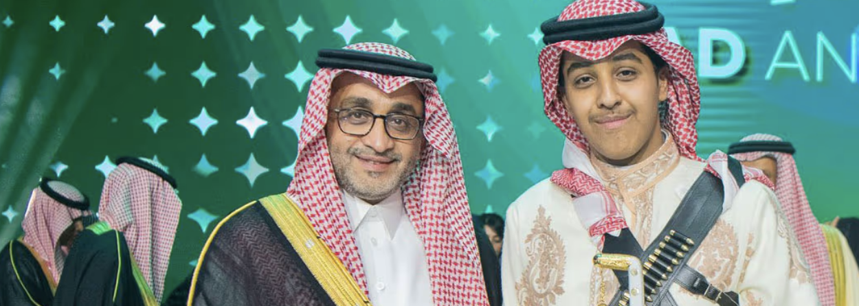 السعودية.. مدير مكتب محمد بن سلمان يثير تفاعلا بصور تخرج ابنه