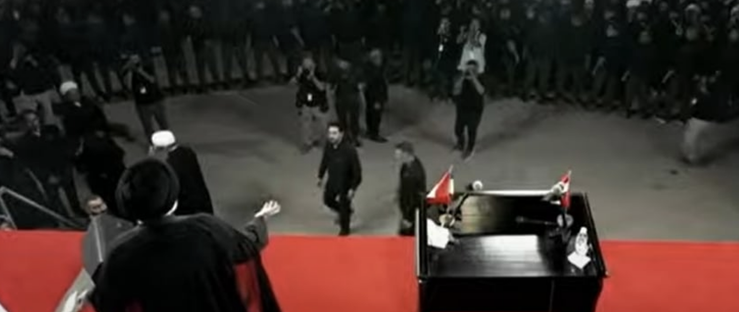 غضب مقتدى الصدر وما فعله على منصة خلال كلمة مباشرة يشعل تفاعلا