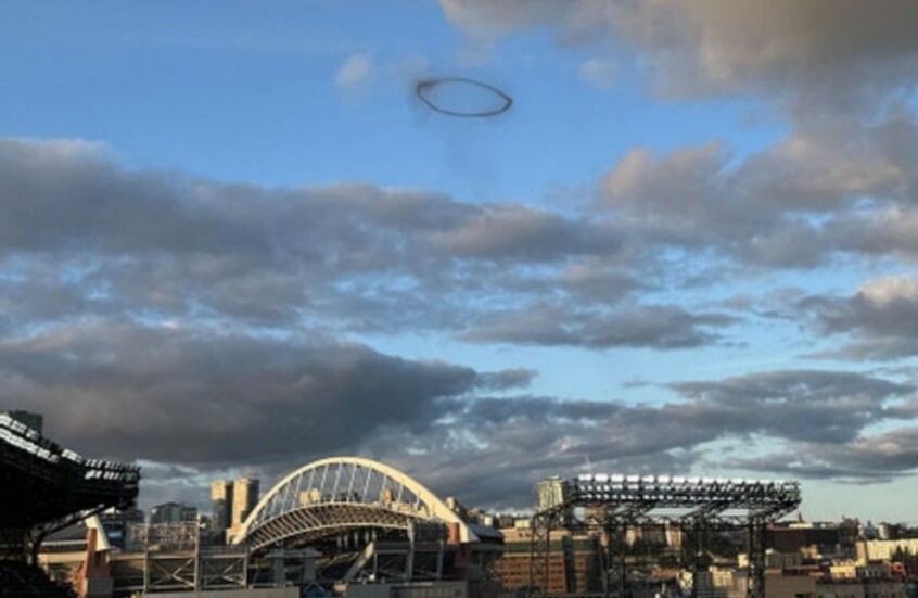 ظهور حلقة سوداء غامضة في سماء مدينة أمريكية