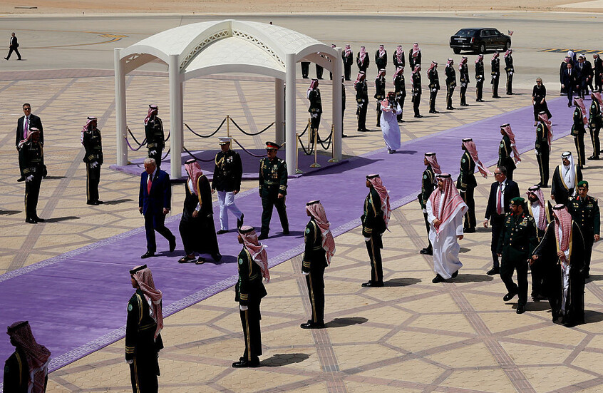البنفجسي بدل الأحمر.. سر لون السجاد الذي وضع لاستقبال ترامب بالرياض