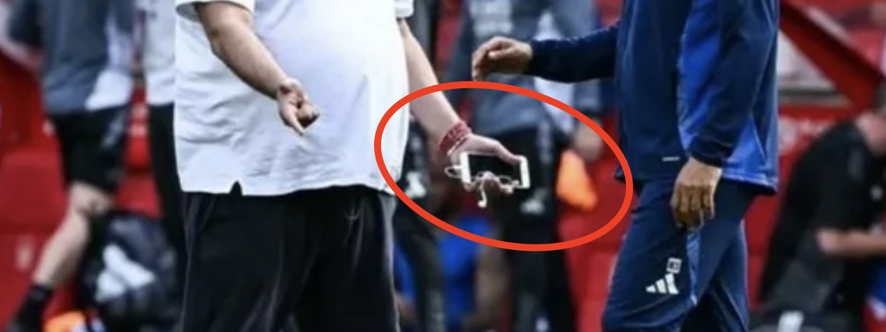 ملياردير ثروته 5 مليار دولار وهاتفه "قديم"..لقطة تحير العالم