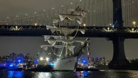 اصطدام سفينة حربية ضخمة تابعة للبحرية المكسيكية بجسر بروكلين