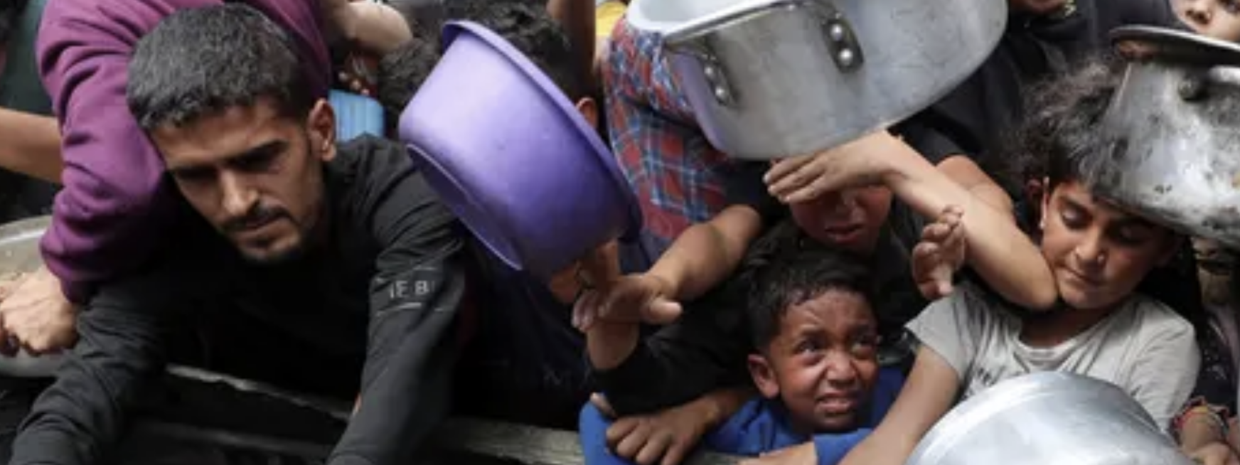 إسرائيليون يحاولون منع دخول المساعدات لغزة..