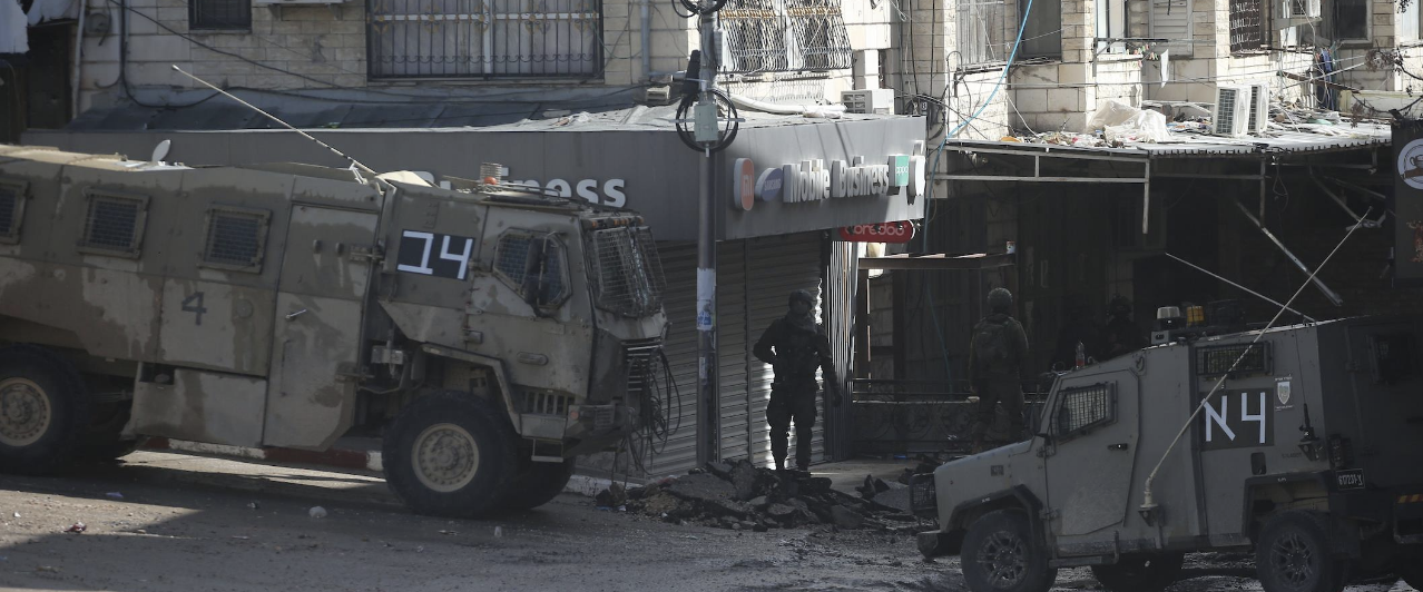 الاحتلال يواصل عدوانه على طولكرم ومخيميها لليوم الـ130 وسط تصعيد ومداهمات للمنازل واعتقالات