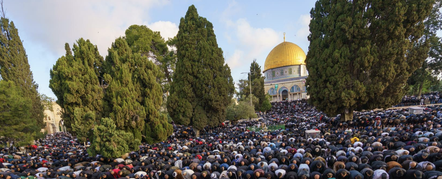 عشرات الآلاف يؤدون صلاة عيد الأضحى في المسجد الأقصى المبارك