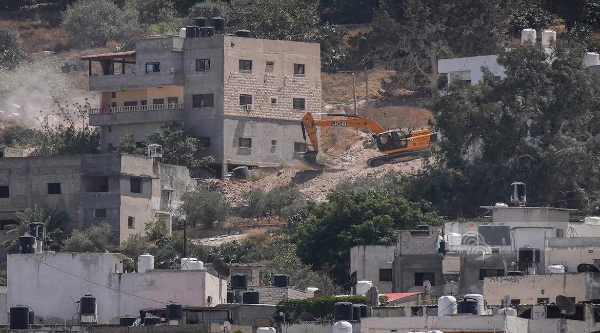 جرافات الاحتلال تنفذ عمليات هدم عدة منازل في مخيم جنين