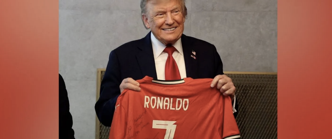 رونالدو يهدي ترامب قميصا يحمل "رسالة خاصة" عن الحرب