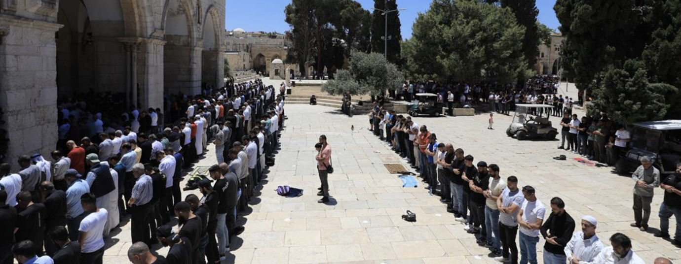 45 ألفا يؤدون صلاة الجمعة في المسجد الأقصى