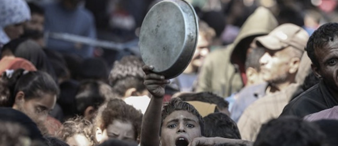 "طوابير الموت": المجوعون يلاحقون الخبز وسط الرصاص