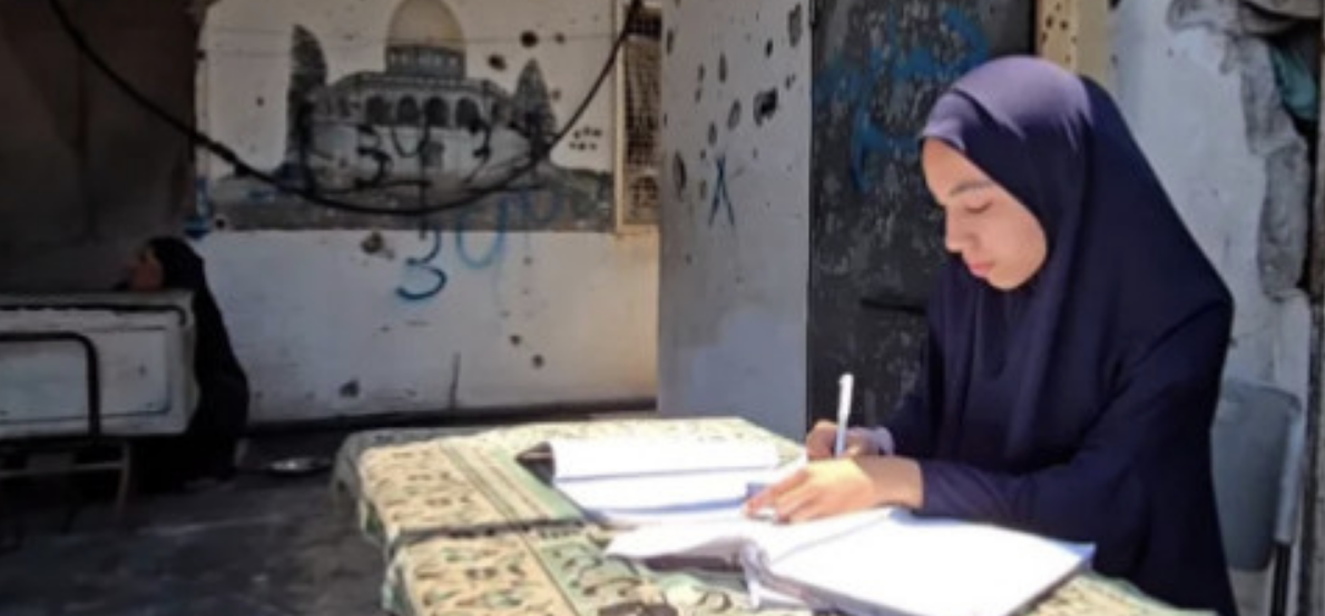 1500 طالب يتقدمون إلكترونيا لـ"توجيهي 2005" في غزة ضمن الدورة الاستكمالية الثالثة