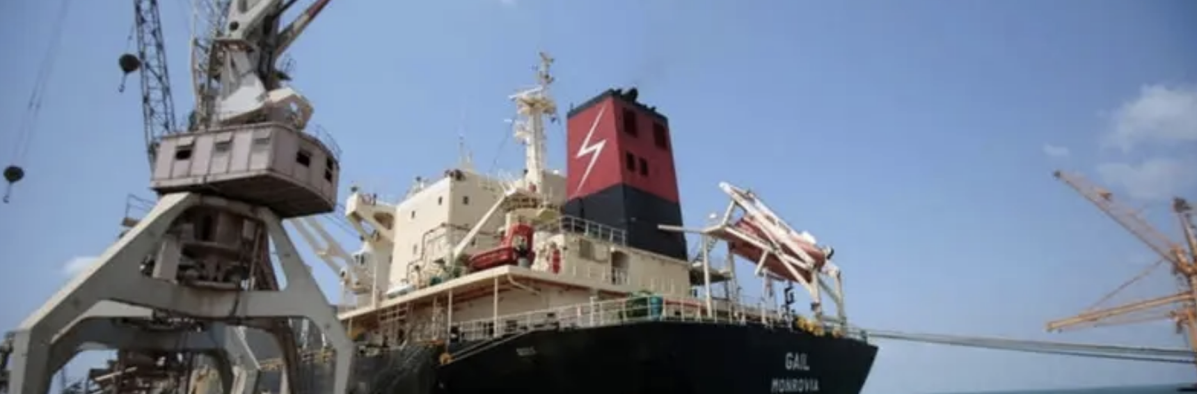 أمبري: واقعة على بعد 30 ميلاً بحرياً شمال غربي المخا