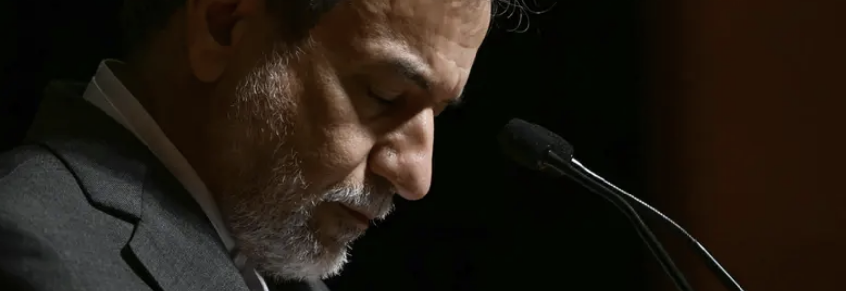 وزير الخارجية الإيراني يتعهد بالدفاع عن حق التخصيب في محادثات إسطنبول