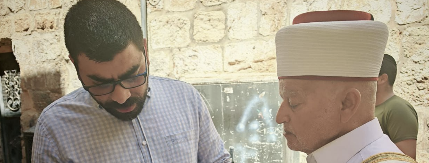 الاحتلال يحتجز مفتي القدس ويبعده عن "الأقصى" ويسلمه استدعاء للتحقيق