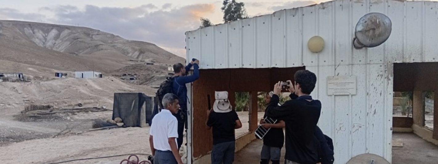 أريحا: مستعمرون يحرقون مساكن تجمع عرب المليحات ويجبرونهم على الرحيل مجددا