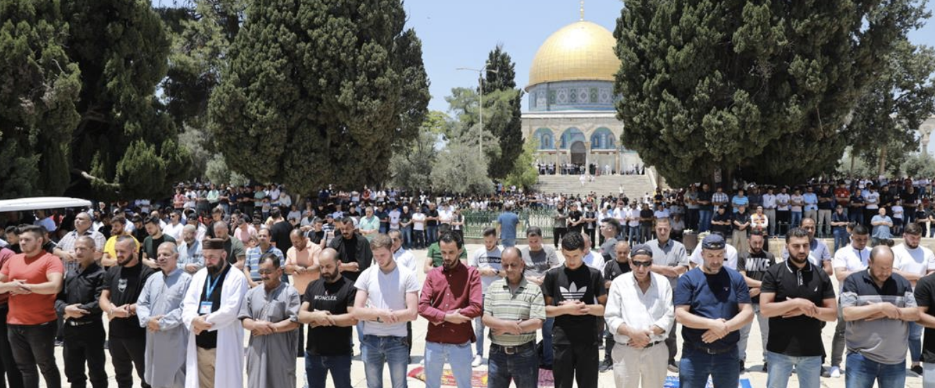 40 ألفا يؤدون صلاة الجمعة في المسجد الأقصى