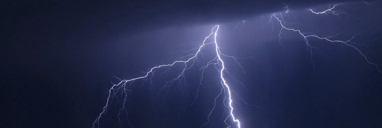 تعادل رحلة من باريس إلى ميلانو.. رصد أطول صاعقة برق بالعالم