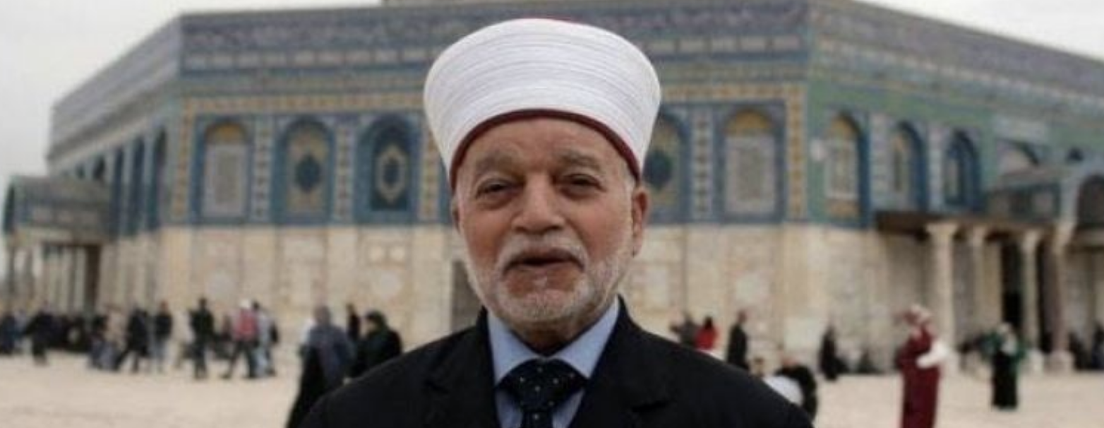 الاحتلال يصدر قرارا بإبعاد مفتي القدس 6 أشهر عن المسجد الأقصى المبارك