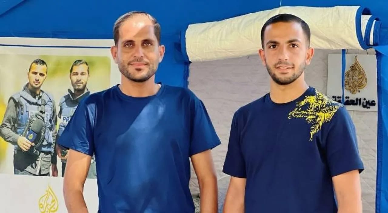 استشهاد مراسلي الجزيرة انس الشريف ومحمد قريقع في قصف اسرائيلي على خيمة الصحفيين في غزه