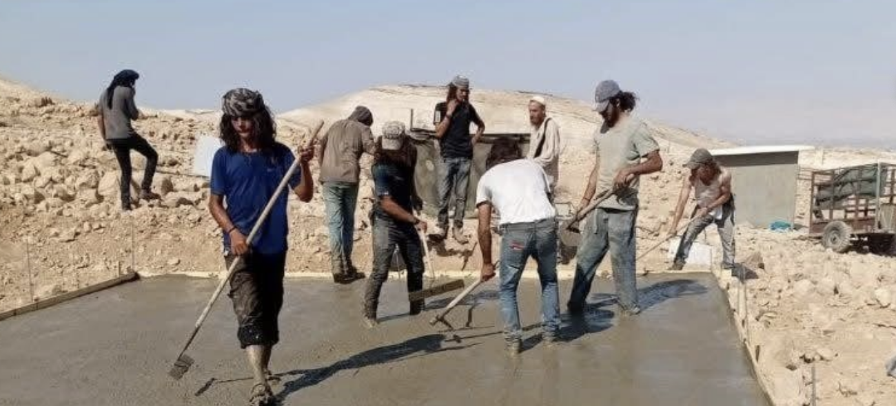 مستعمرون يقيمون بؤرة استعمارية جديدة في عطارة شمال رام الله