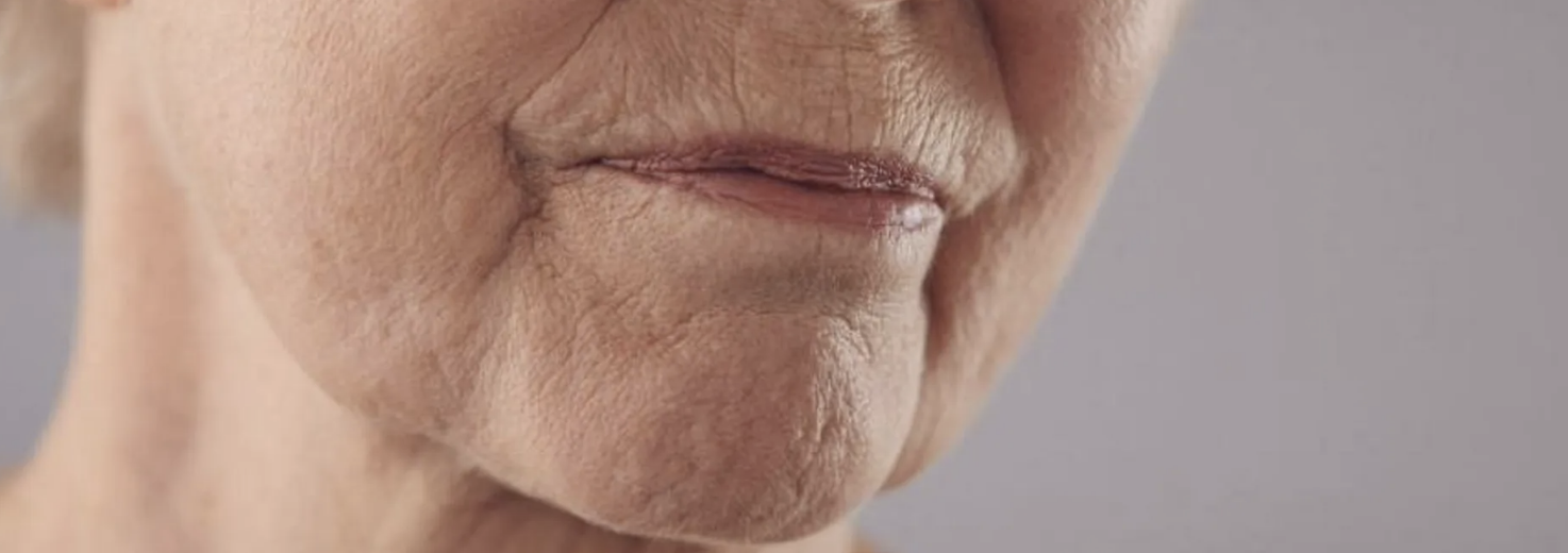 فيتامين سي ومحاربة التجاعيد.. طبيب يكشف وقت الاستخدام الصحيح