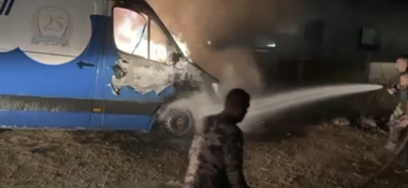 مستعمرون يحرقون 4 مركبات وأجزاء من منزل في عطارة شمال رام الله