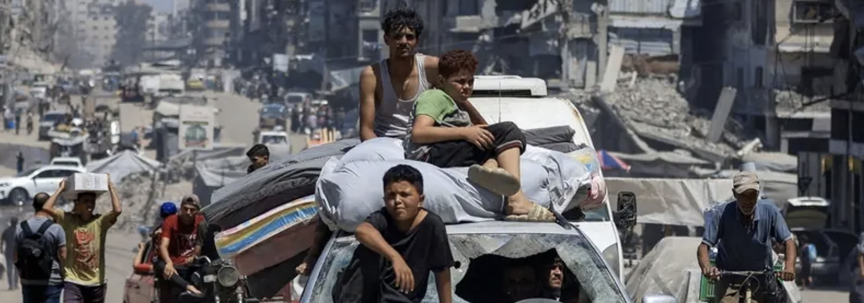 صحيفة تكشف ملامح خطة ترامب لغزة.. إعادة توطين سكانها بالكامل