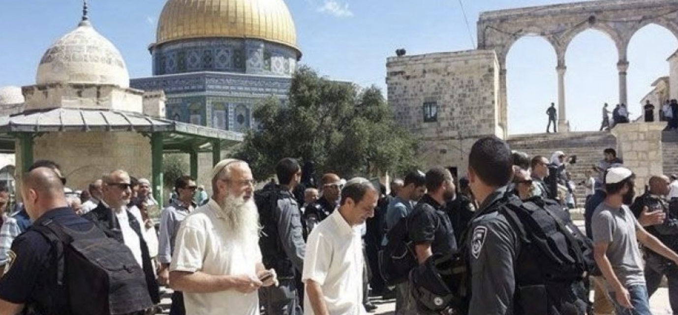 مستعمرون يقتحمون المسجد الأقصى