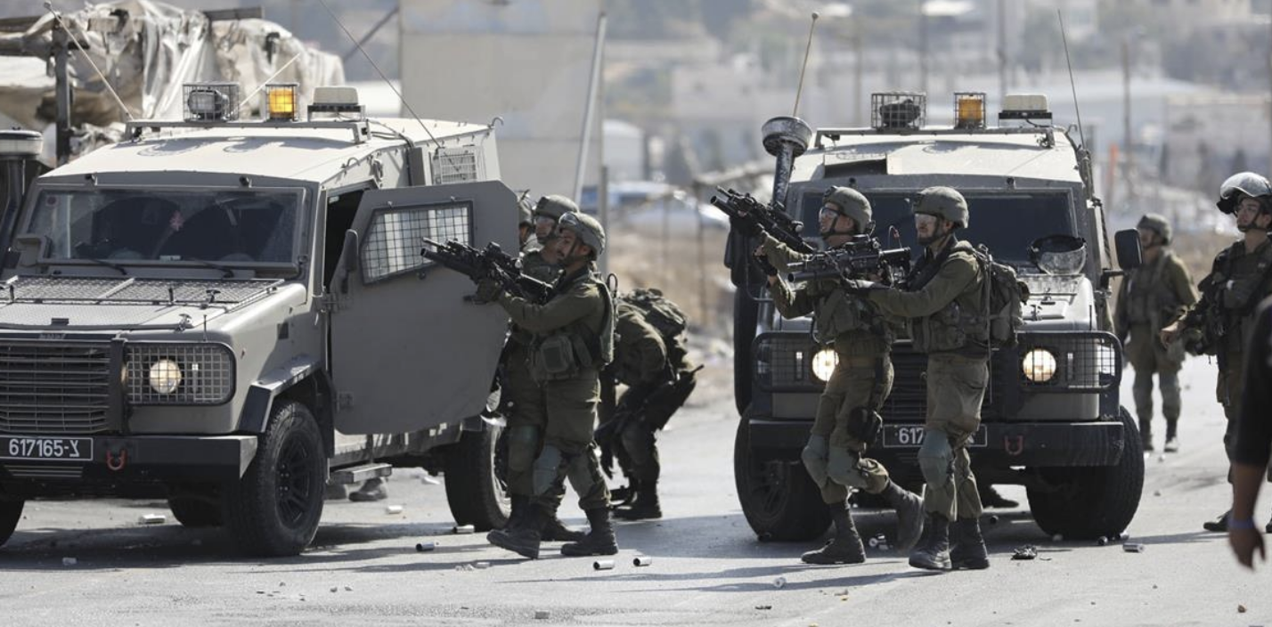 الاحتلال يصيب مواطنًا ويعتقل 13 آخرين خلال اقتحامات واسعة في نابلس