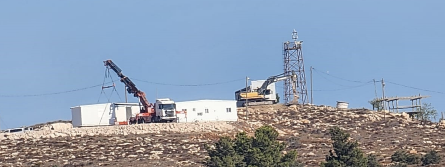 مستعمرون ينصبون "كرفانات" على أراضي الريحية جنوب الخليل