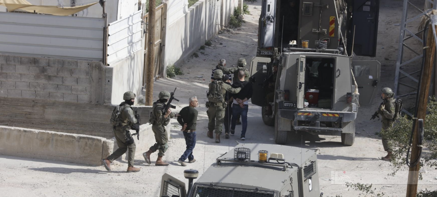 الاحتلال يعتقل 30 مواطنا من عدة مناطق بالضفة