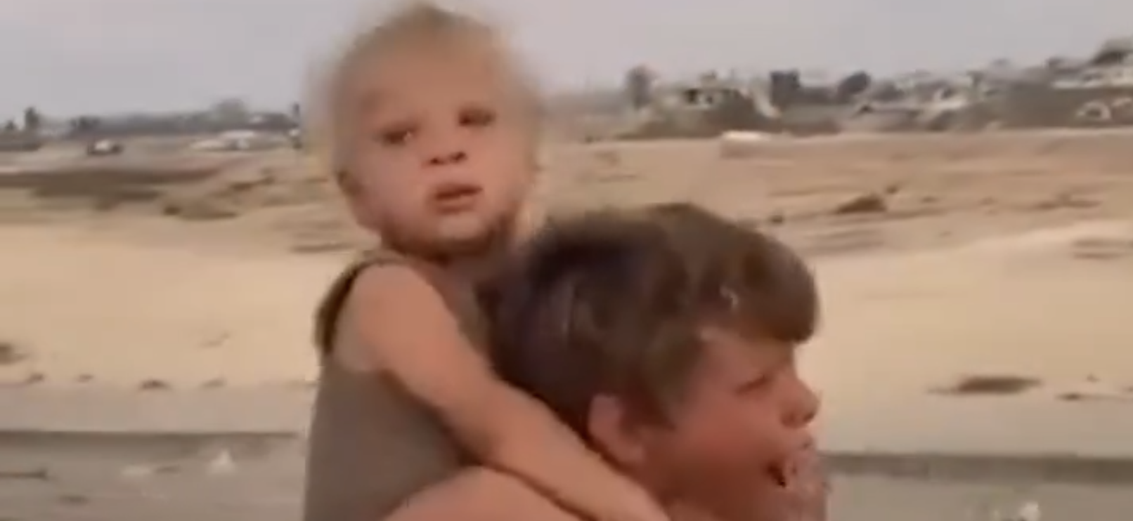 اللجنة المصرية تصل للطفل الغزاوي الذي حمل شقيقه